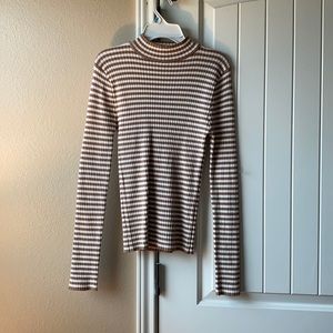 Fitted and stretchy turtle neck!